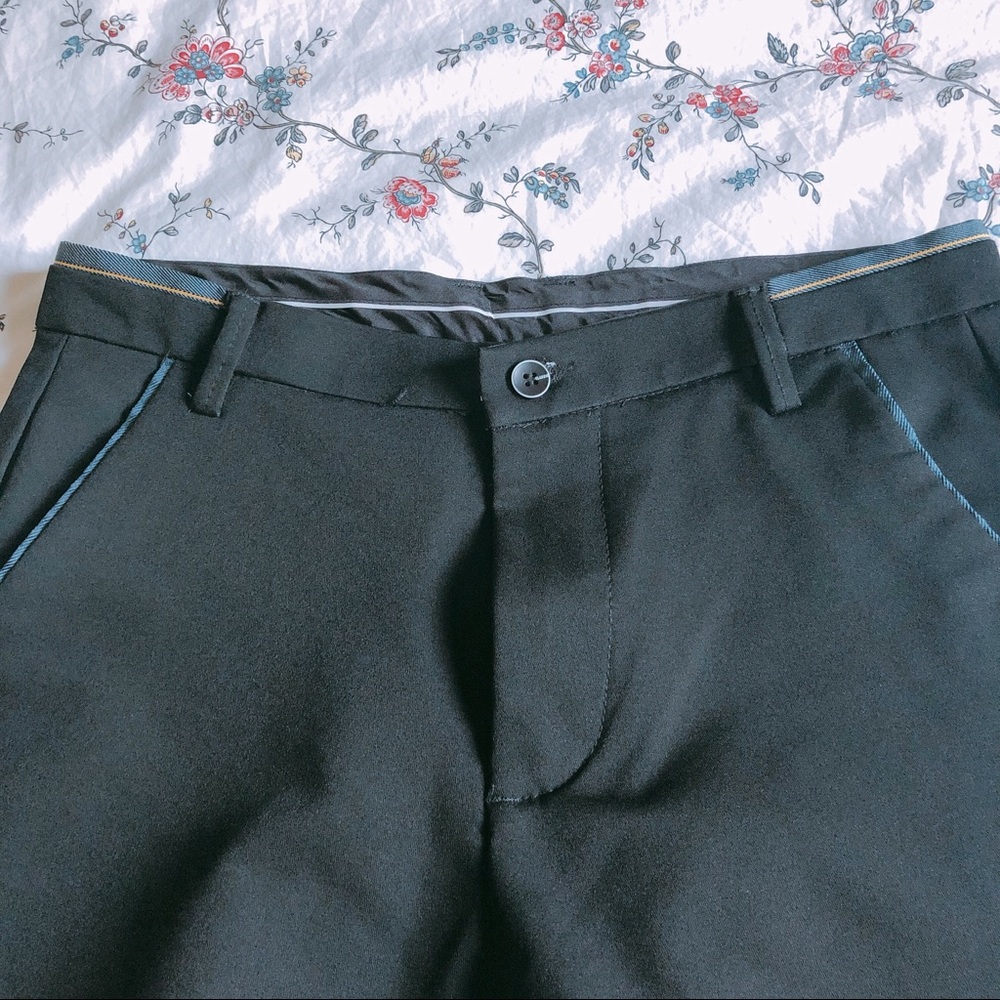 Navy stretchable dress pant.